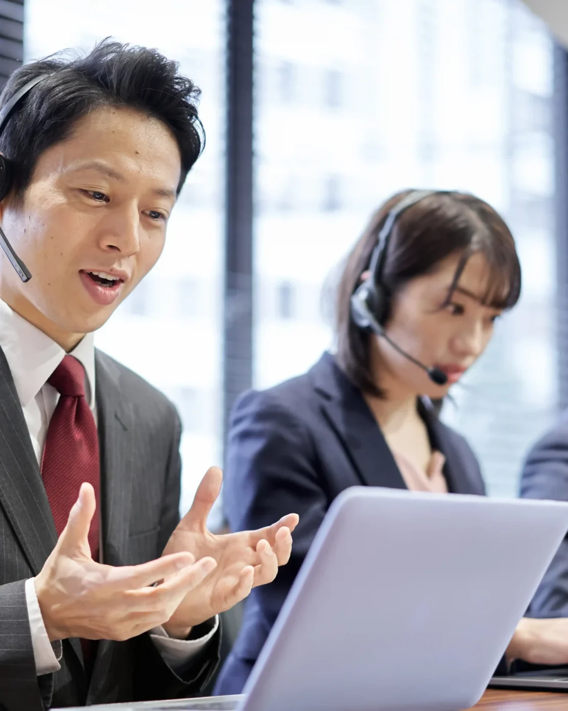 asian-business-person-responding-at-the-customer-c-2023-11-27-05-03-20-utc